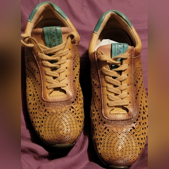 L'Artiste Joelle Women’s Golden Beige & Blue Tennis Shoe size 39/8.5 EUC - Picture 4 of 4